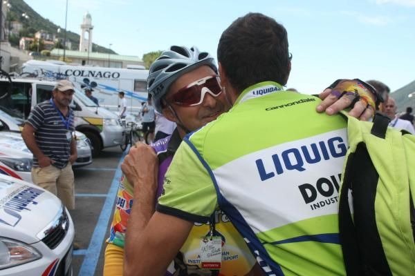 Ivan Basso (Liquigas-Doimo) has a warm greeting for his trainer Aldo Sassi