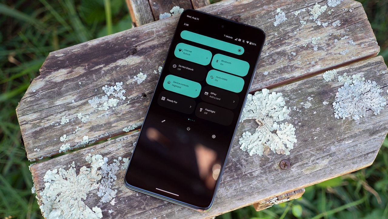 Quick toggles on the Motorola Edge (2022)'s OLED display