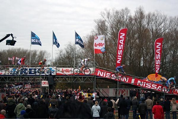 Everybody cranes their necks as Klaas Vantornout leads Sven Nys, Erwin Vervecken, Bart Wellens and Lars Boom over the bridge.