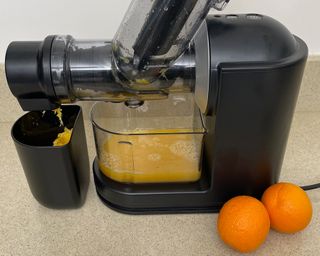 Making orange juice in the Philips Viva Masticating Juicer
