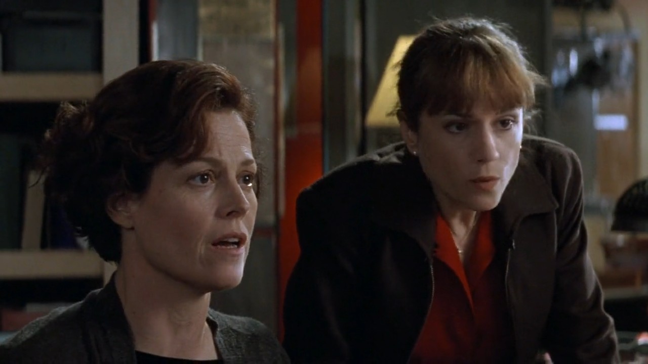 Sigourney Weaver and Holly Hunter looking at computer in Copycat.