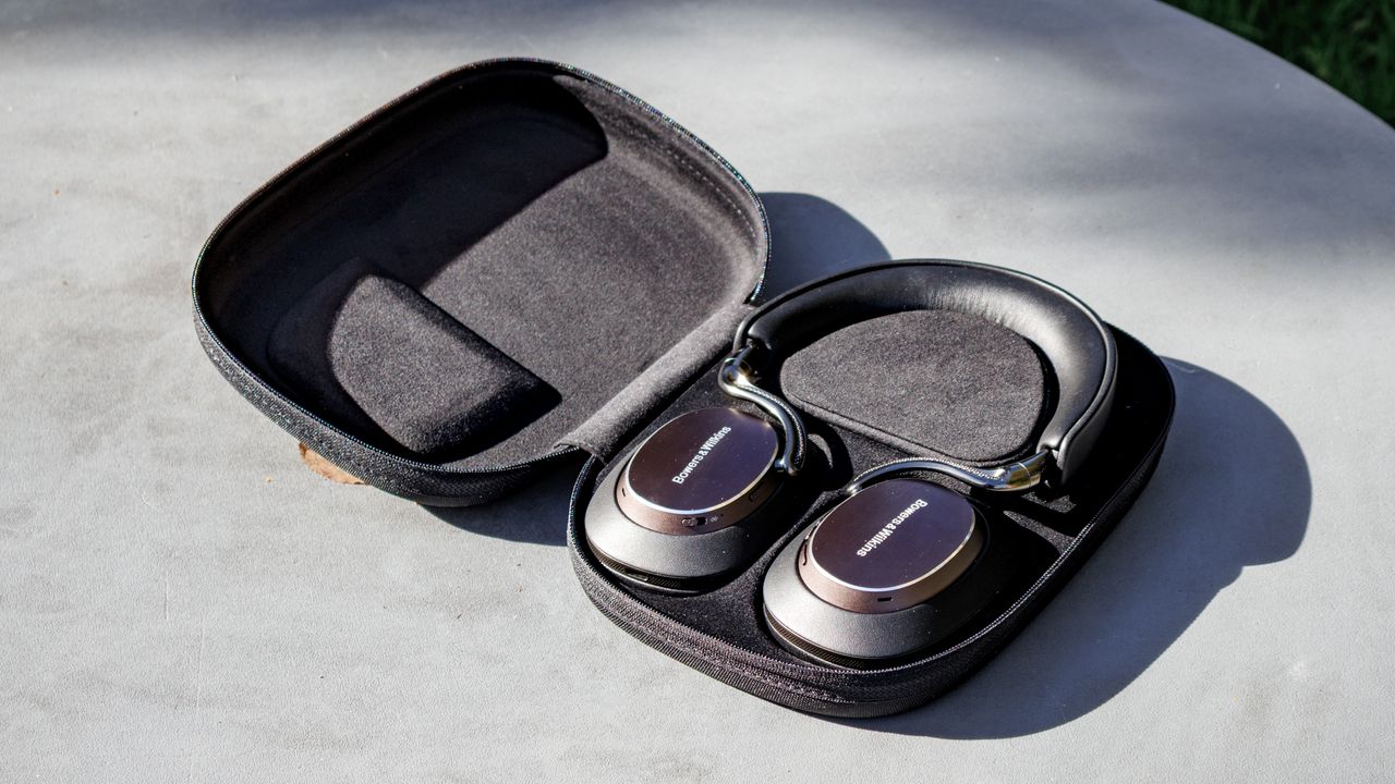 Bowers &amp; Wilkins PX8 S2