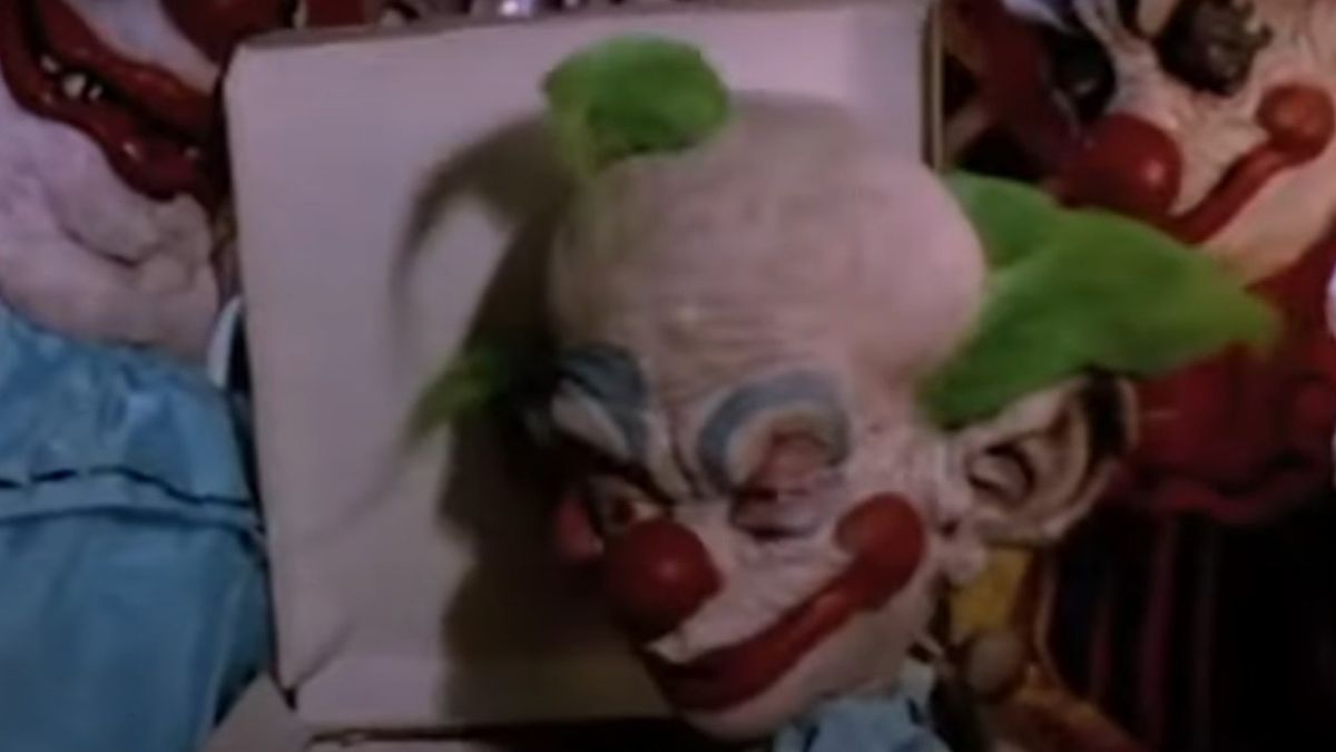 A cadre of Killer Klowns in Killer Klowns From Outer Space