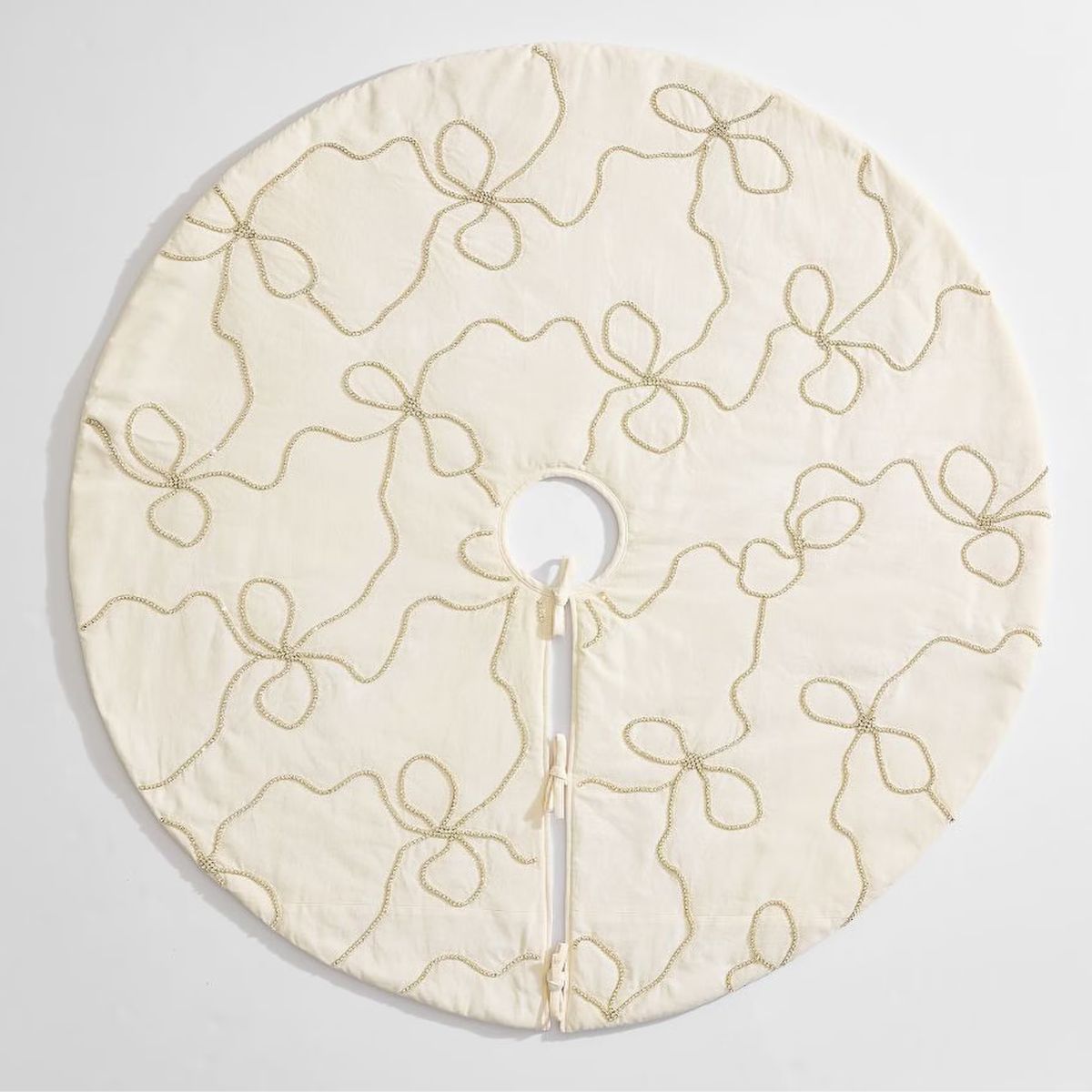 Christmas tree skirt with bows