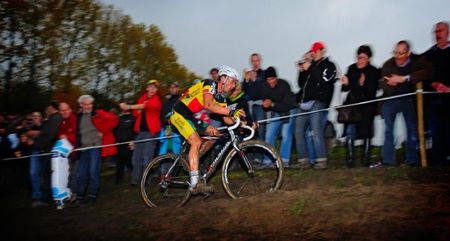 Sven Nys (Landbouwkrediet) rides alone at the head of the race.