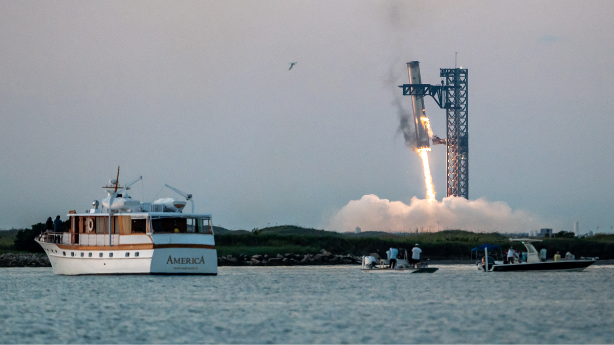 SpaceX catches giant Starship booster during historic Flight 5 rocket launch and landing (video)