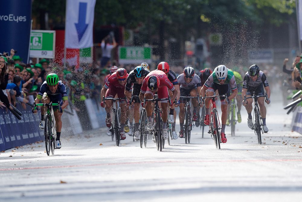 The sprinters bear down on the line at the Euroeyes Cyclassics Hamburg