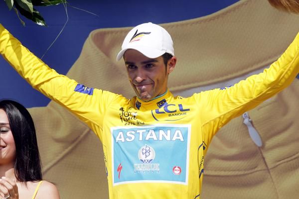 Contador raises his arms