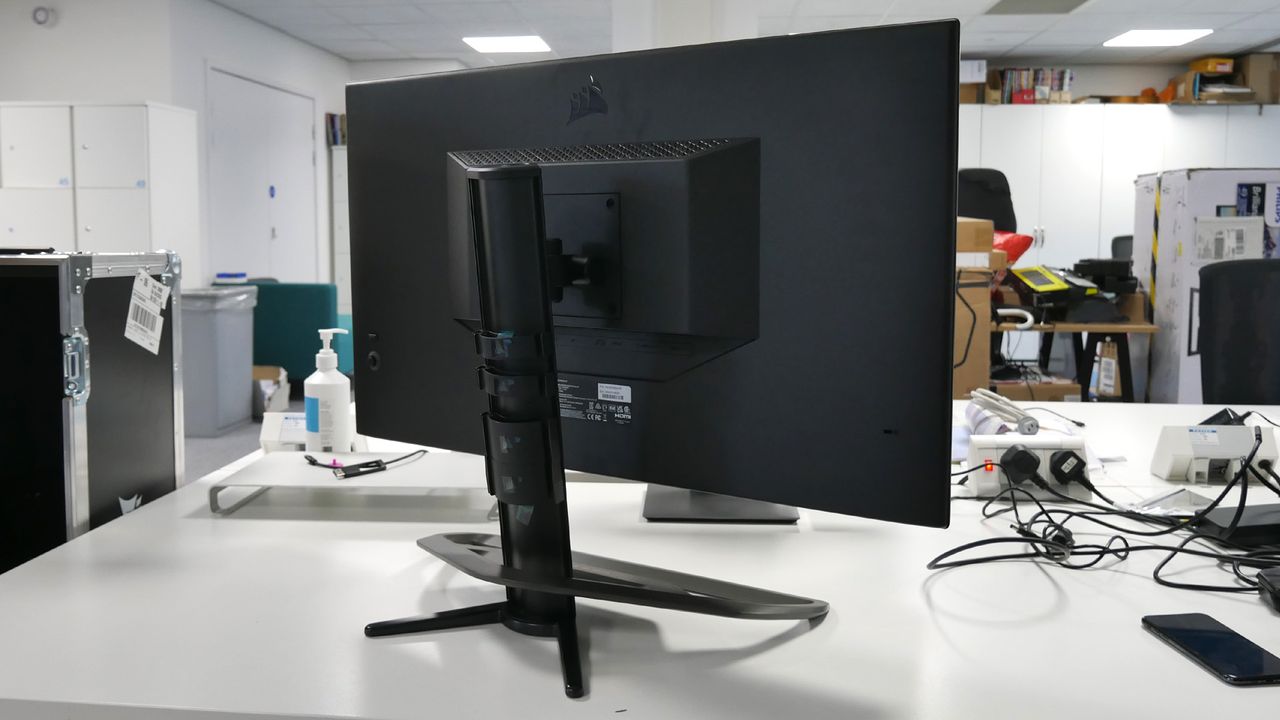 Corsair Xeneon 32UHD144 on an office desk.