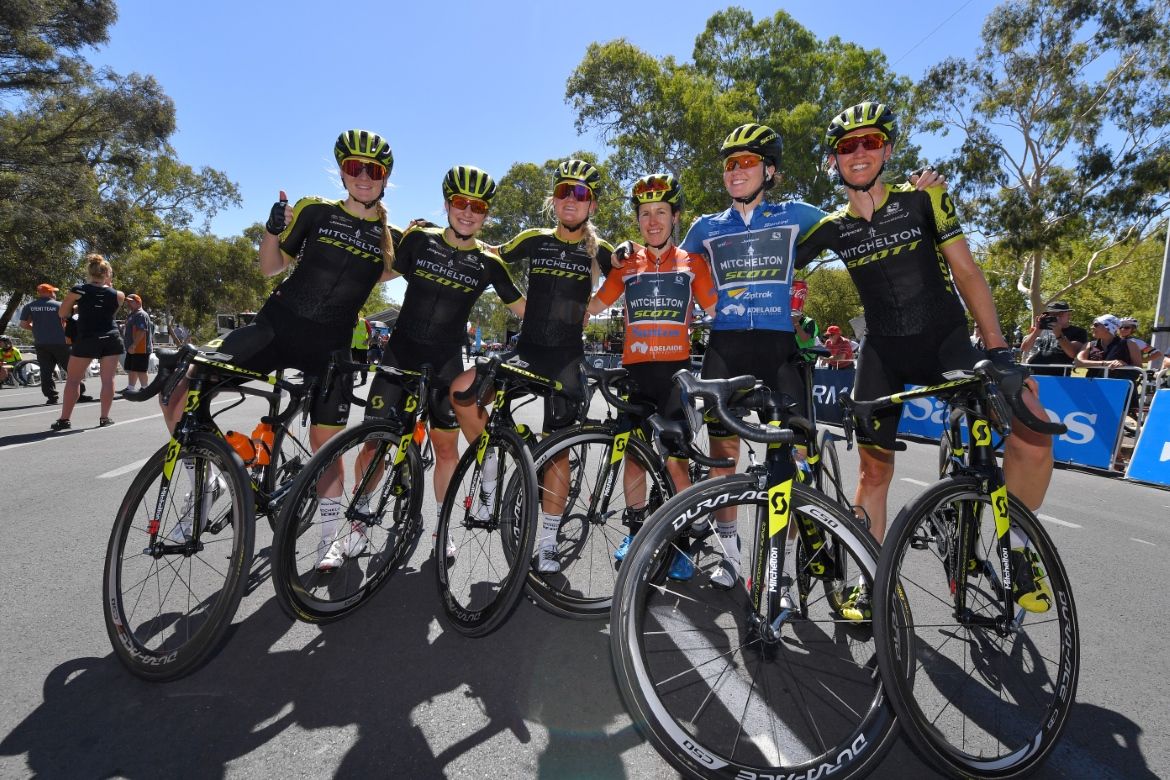 Amanda Spratt with her Mitchelton-Scott team.