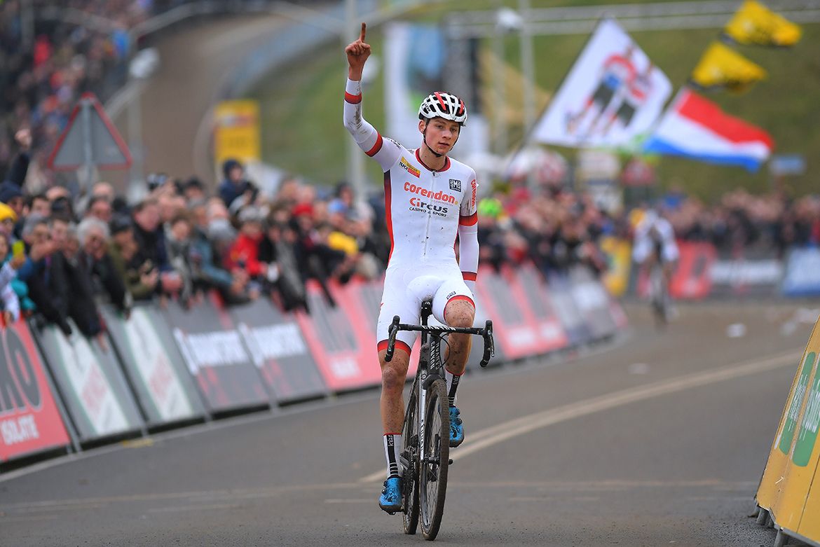 Mathieu van der Poel punches the air