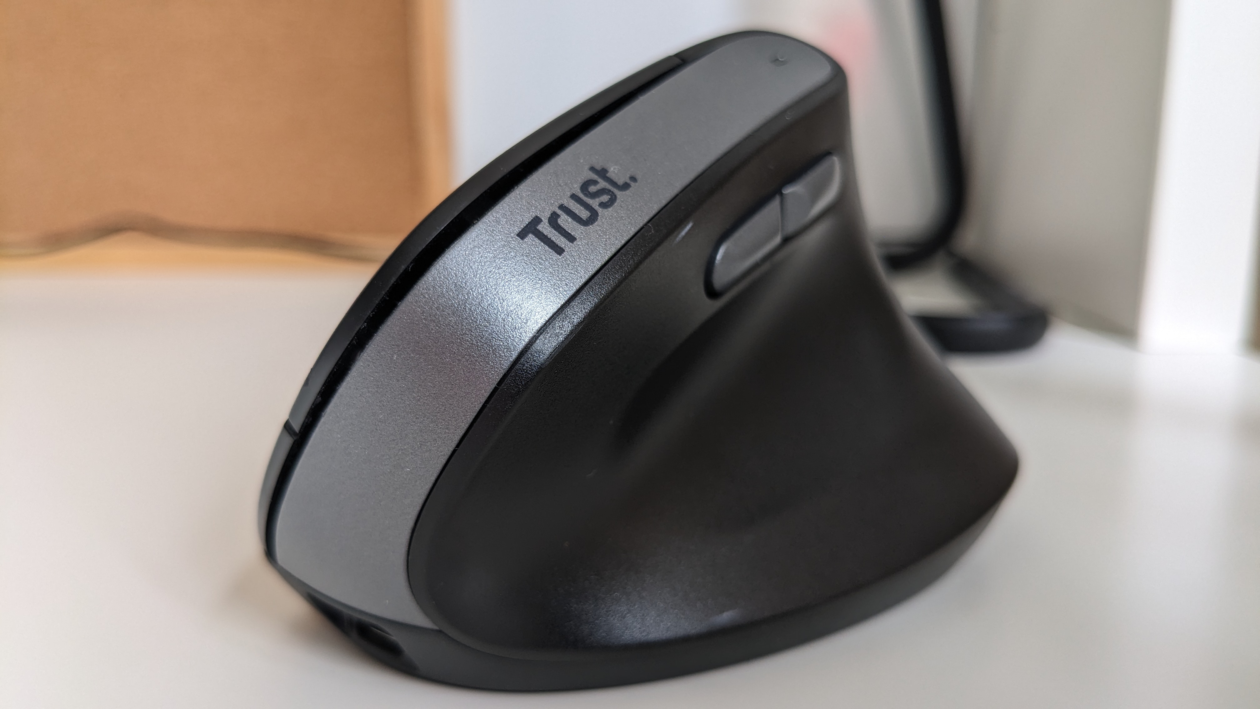 Trust Bayo II ergonomic mouse during our review