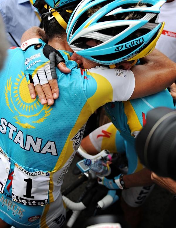 Alberto Contador hugs Vinokourov