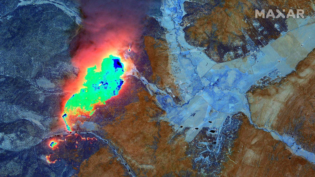 Esta imagen infrarroja de onda corta muestra el intenso calor asociado con los incendios forestales en Nuevo México, en esta imagen de satélite adquirida el 11 de mayo de 2022.