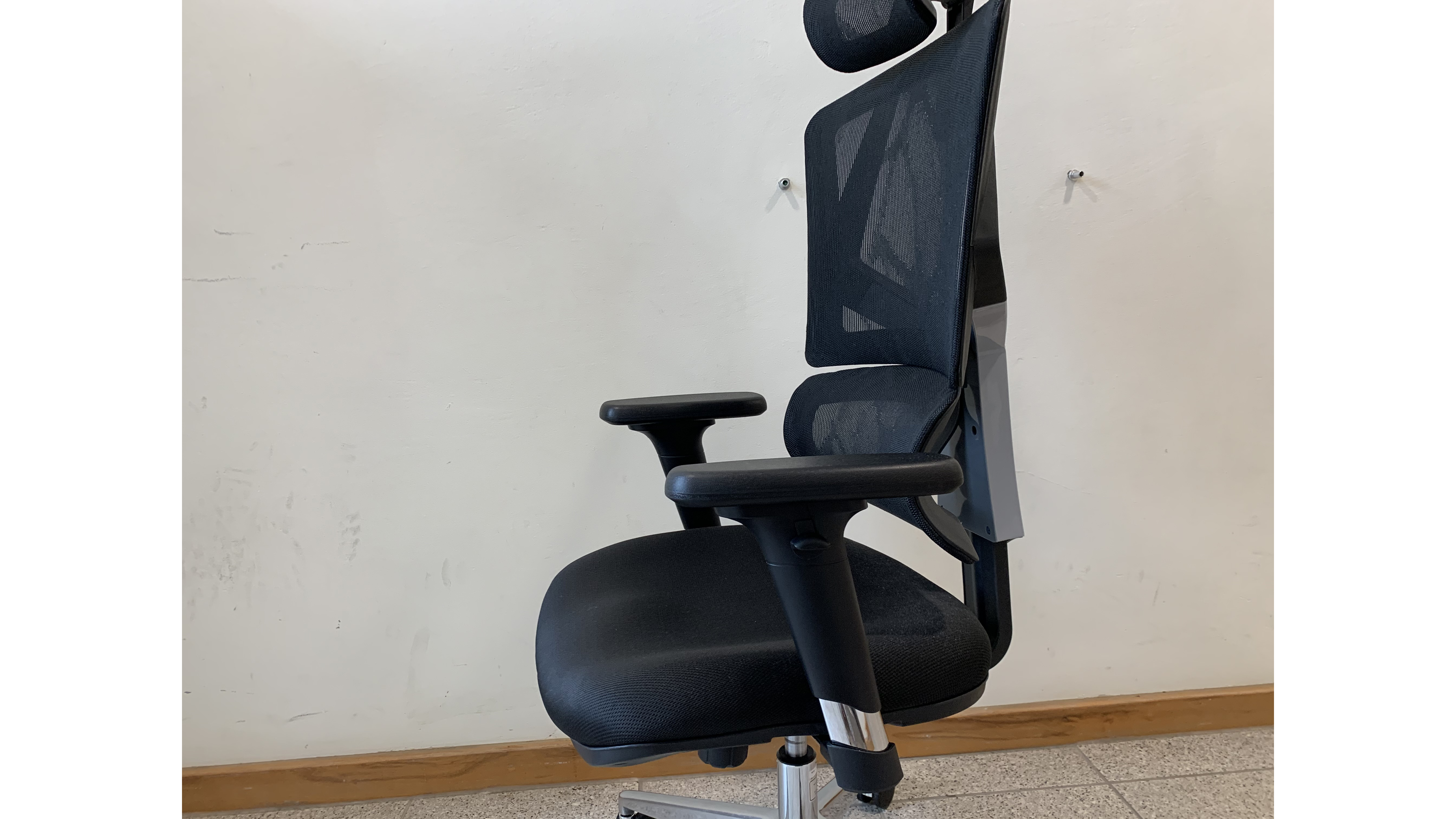 A side view of the Sihoo M90D chair.