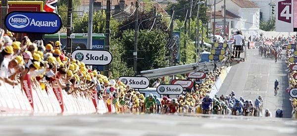 The peloton heads up to the finish