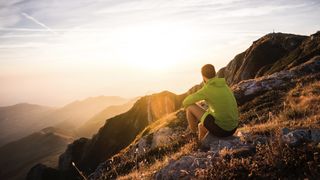 一名男子看着窗外的山景