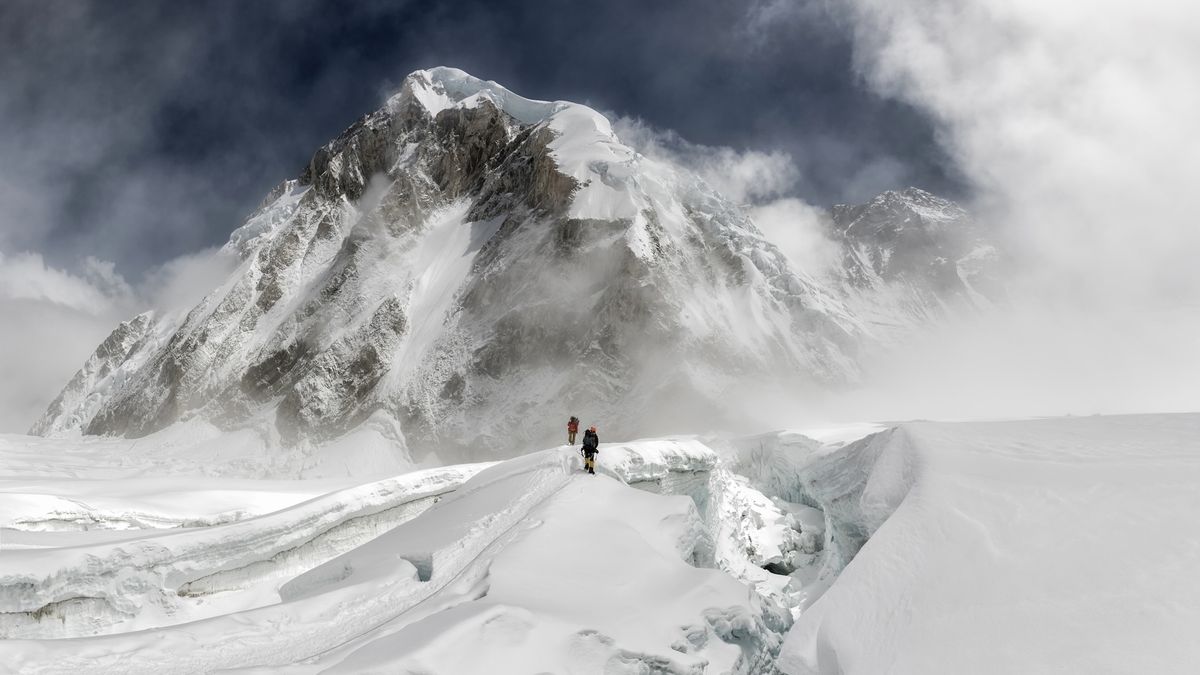 mt everest in snow