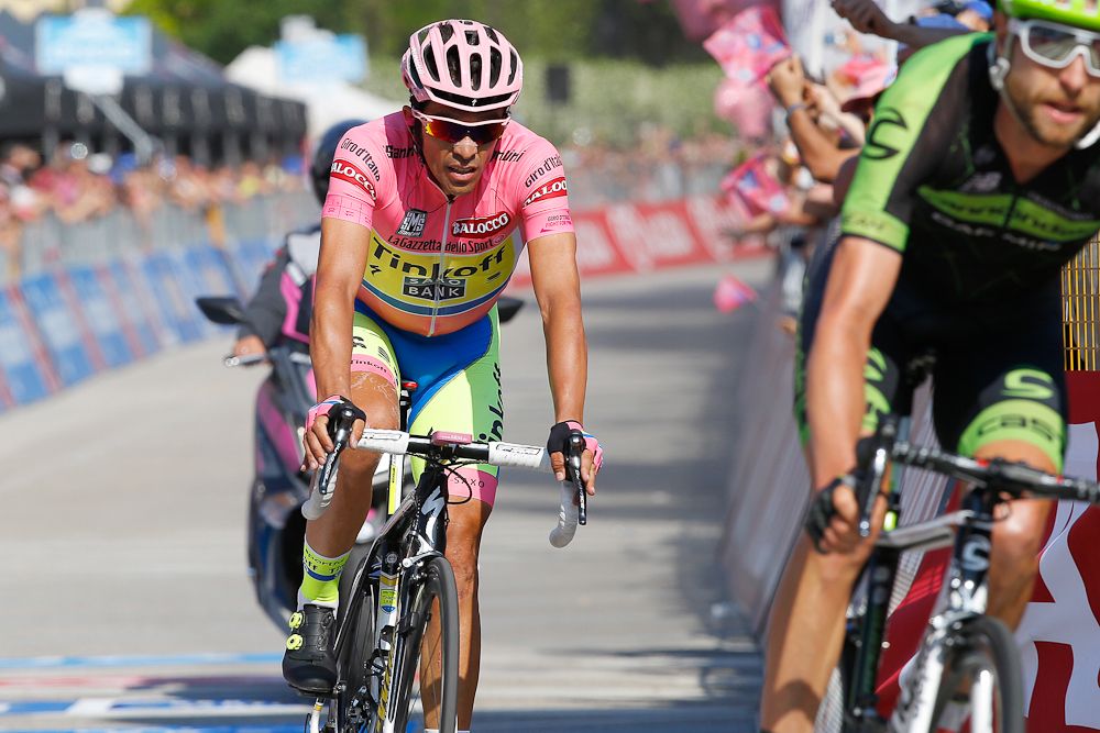 Ryder Hesjedal and Alberto Contador finish together.