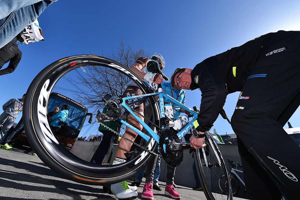 Pre-race wheel change for Cyril Gautier (AG2R La Mondiale)