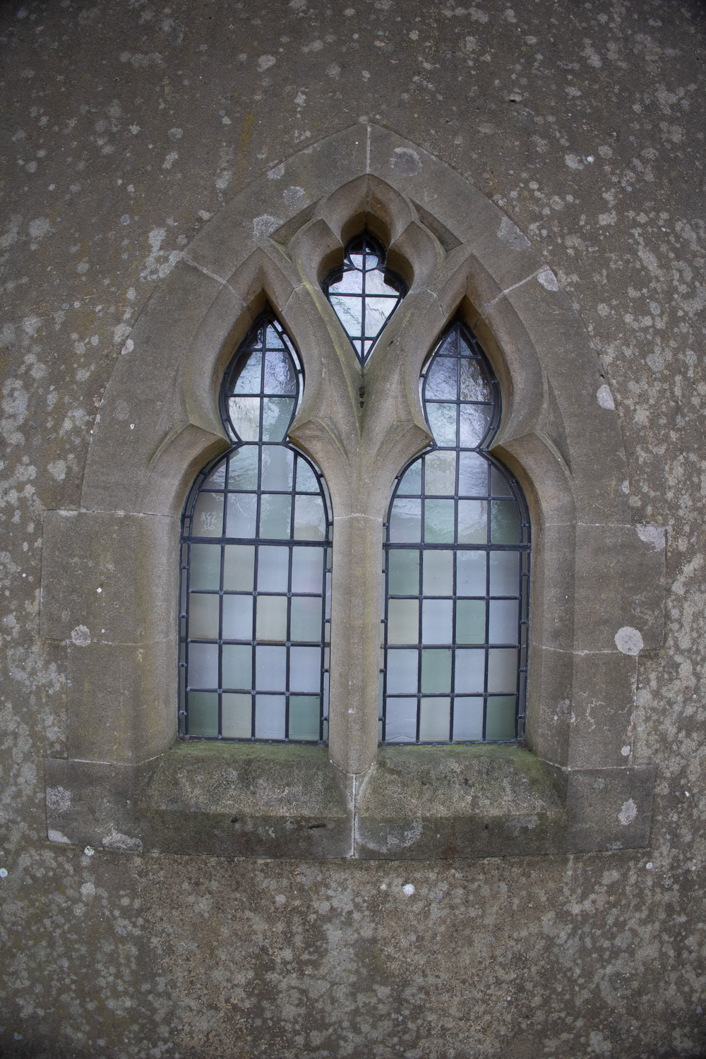 Uma janela da igreja do lado de fora
