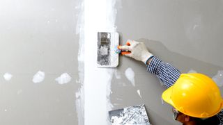 Joint knife filling join in plasterboard