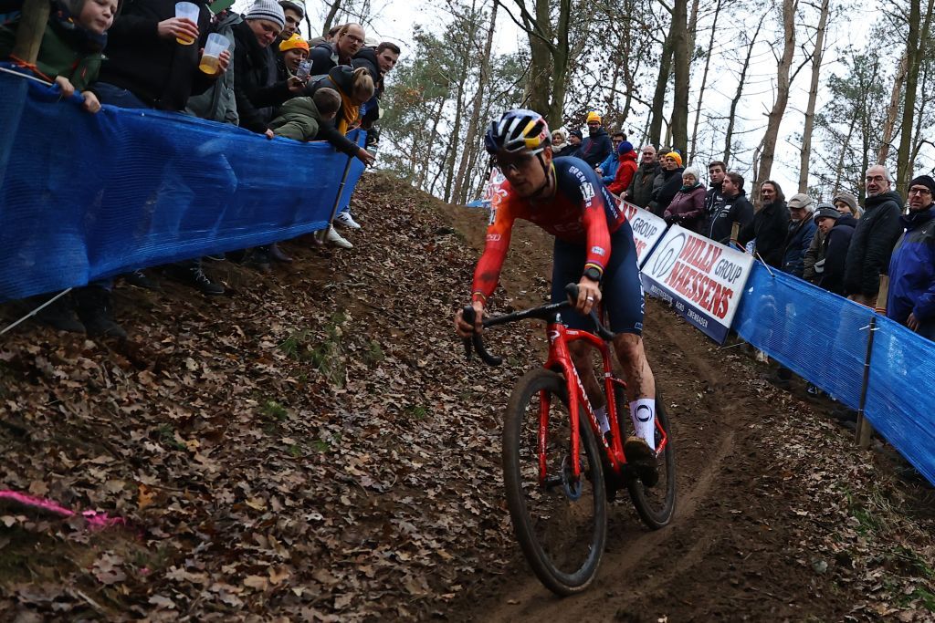 Tom Pidcock (Ineos Grenadiers) finished solo in second place