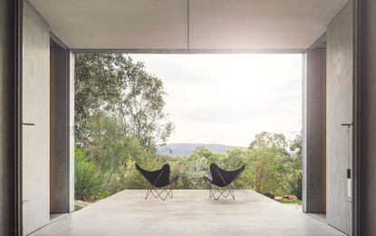 Amongst the Eucalypts, an australian holiday home fit to resist bushfires, designed as a rectangular box that seals hermetically