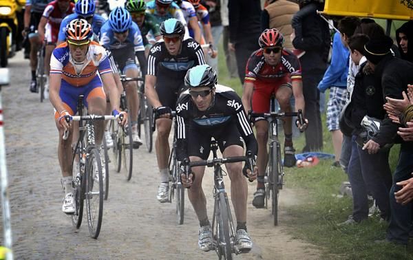 Juan Antonio Flecha (Sky) leads the group pursuing Tom Boonen.