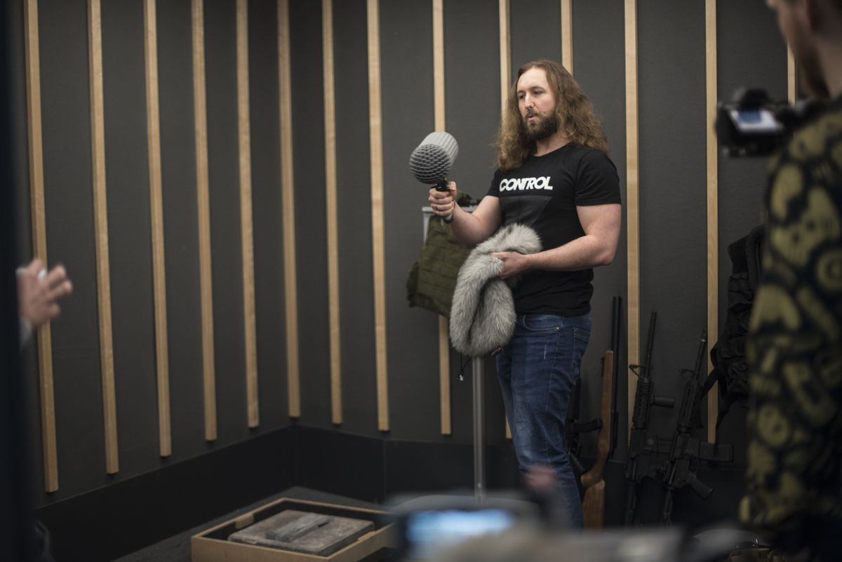 Remedyn audiosuunnitteluharjoittelija Sam Hughes n&auml;ytt&auml;&auml; toimittajille, kuinka pelien &auml;&auml;net luodaan. Kuva: Joonas Pikkarainen / TechRadar Suomi