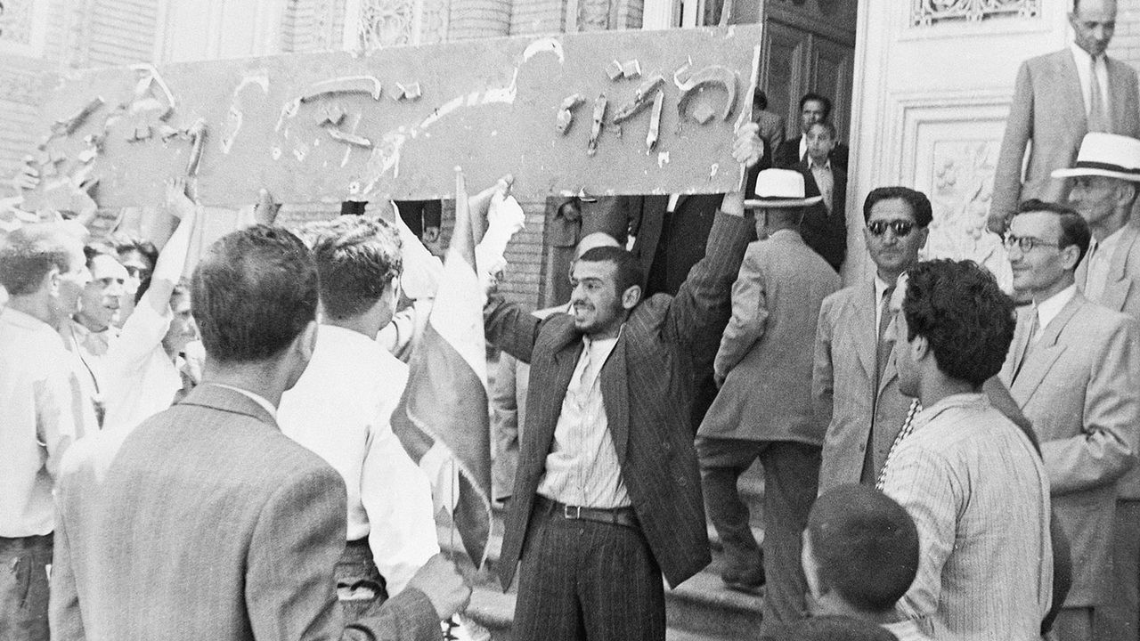 Demonstrators at the Anglo-Iranian Oil Company&amp;#039;s offices in Tehran © Bettmann Archive/Getty Images