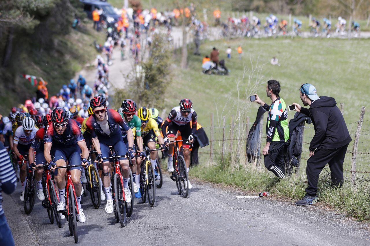 Itzulia Basque Country 2022 - 61st Edition - 3rd stage Llodio - Amurrio 181,7 km - 06/04/2022 - Peloton - photo Luis Angel Gomez/SprintCyclingAgency&Acirc;&copy;2022