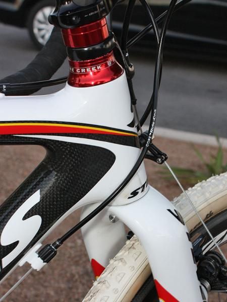 The short head tube is capped with a bright red Cane Creek 110 integrated headset and matching spacers.