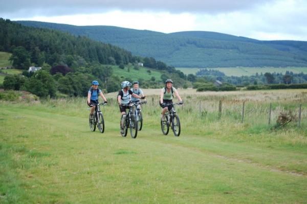 A women's ride at the 2010 Tweedlove