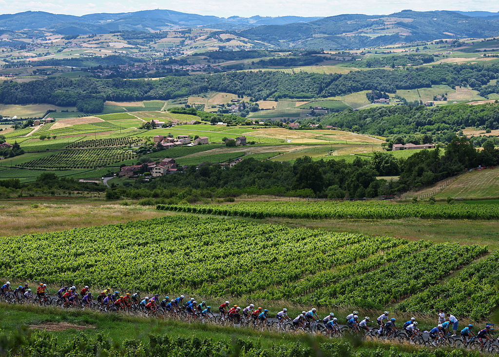 2026 Tour Auvergne-Rh&amp;ocirc;ne-Alpes stage 5: a general shot of the peloton
