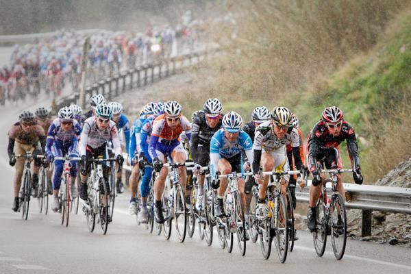Another big group of riders jumped from the peloton, but couldn't work together to gain any time.