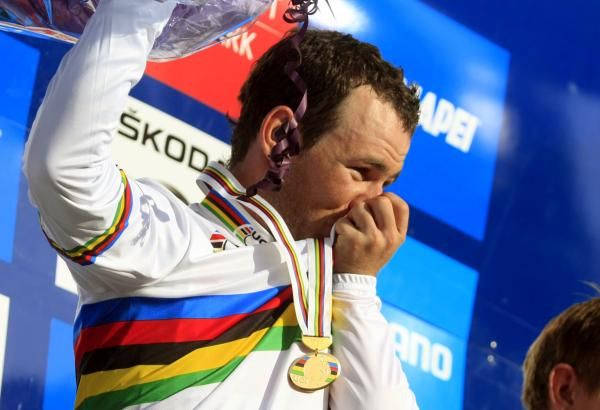 Cavendish emotionally kisses the rainbow jersey