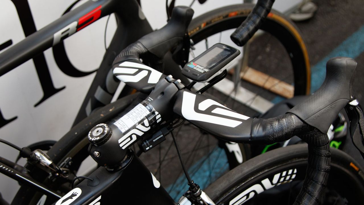 Enve are now supplying cockpit components to DimensionData. Not so new, but the Enve SES Aero road handlebar is still worth a share