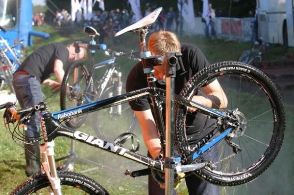Time to clean the Rabobank team's Giant bikes