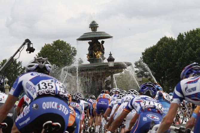 The peloton passes by the Place de la Concorde