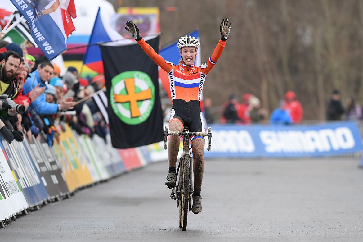 Annemarie Worst winning a women's under-23 world title for the Netherlands