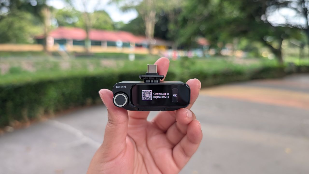 Insta360 Mic Pro mic with E Ink displays
