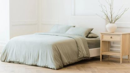 An example of the best cooling sheets - light green bed sheets in light and bright airy bedroom