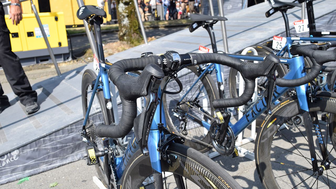 Shimano Dura-Ace R9150 levers control the shifting and braking for Latour