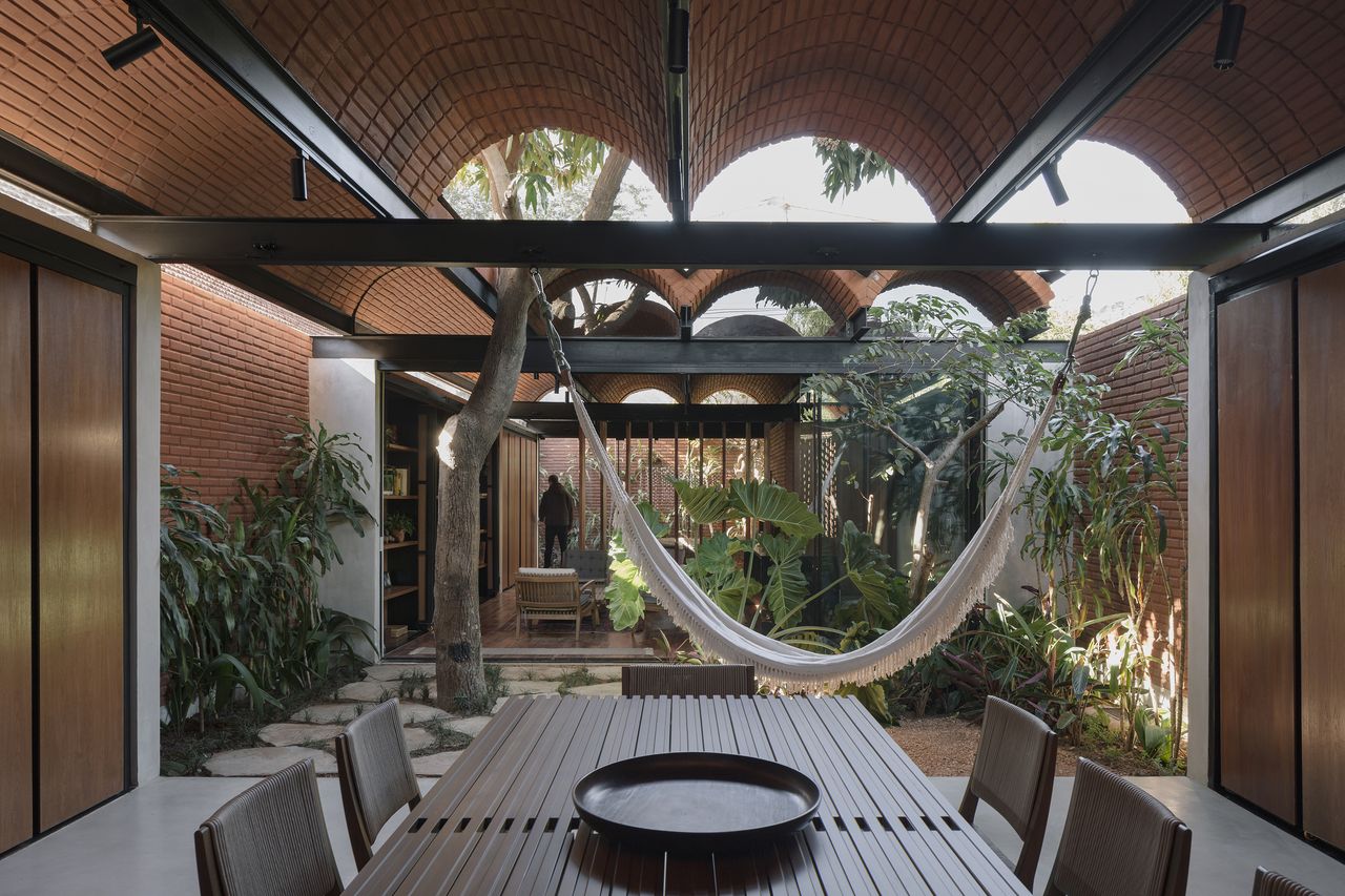 inside Casa Intermedia by Equipo de Arquitectura