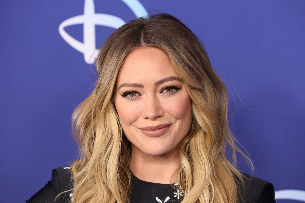 โซฟาสีขาวโค้งของ Hilary Duff พิสูจน์ว่าเทรนด์โซฟานี้จะไม่เกิดขึ้นทุกที่ในเร็ว ๆ นี้