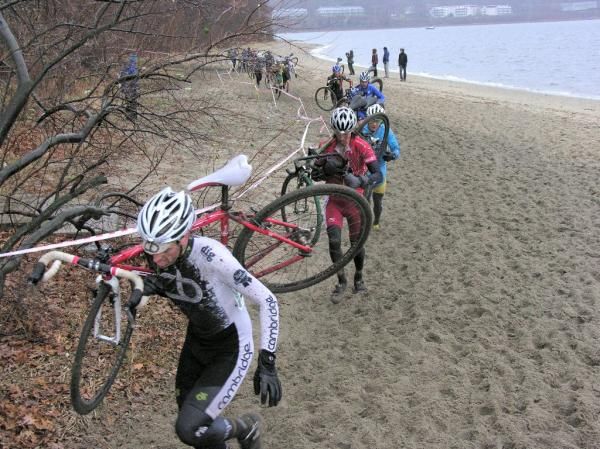 The cat 2-3 racers head down to the beach.
