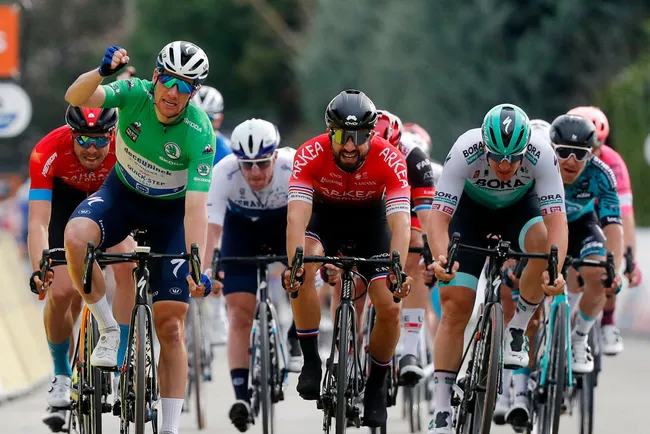 La vittoria di Sam Bennett a Bollène (foto: Getty Images)