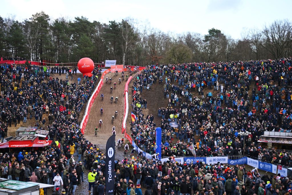 ZONHOVEN BELGIUM DECEMBER 22 A general view of the peloton competing during the 28th Zonhoven UCI CycloCross Worldcup 2024 Mens Elite on December 22 2024 in Zonhoven Belgium Photo by Luc ClaessenGetty Images
