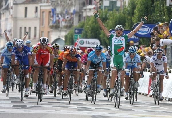 Thor Hushovd (Credit Agricole) rockets to victory in stage four